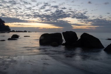 Kuantan, Malezya 'da bulunan Palm Beach olarak da bilinen Teluk Cempedak' ta gün doğumu