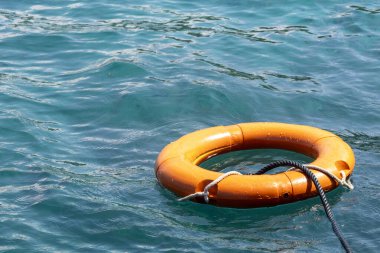 Turuncu can simidi okyanusta yüzüyor. Güvenlik kavramı.