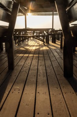 Sabah güneşi, Malezya 'nın Redang Adası' ndaki yerel kafeyi aydınlatır. Gün doğumu, Redang gezisinde kaçırılmaması gereken bir şeydir.