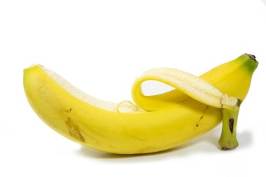 İzole edilmiş muz masada tek başına oturuyordu, sarı kabuğu boş bir çevrede duruyordu.