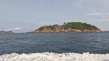 Sürat teknesi denizde seyahat ettiğinde oluşan dalga.