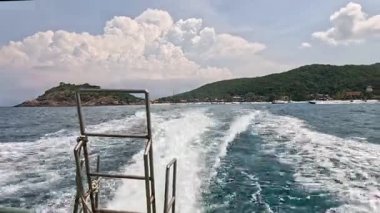 Sürat teknesi denizde seyahat ettiğinde oluşan dalga.