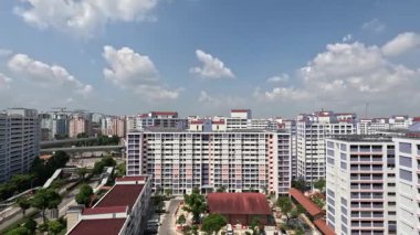 Singapur-27 Haziran 2025: Singapur 'daki kamu konutları üzerindeki bulut hareketi zaman aşımı.
