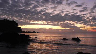 Sabah Kuantan, Malezya 'daki Teluk Cempedak plajında. Bir sürü insan sahilde sabah yürüyüşü yapıyor.