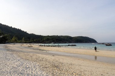 Redang Adası, Malezya - 14 Haziran 2025: Redang Adası ve beyaz kumlu plajları. Redang Adası Malezya 'nın popüler bir adasıdır. Dalış, şnorkelle yüzme ve plajların keyfini çıkarmak için.