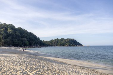 Kuantan, Malezya - 16 Haziran 2025: Kuantan, Malezya 'daki Teluk Cempedak plajı. Kıyı şeridi yumuşak beyaz kum tabakalarıyla kaplanmış güzel bir körfez.