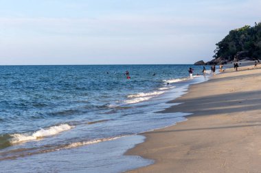 Kuantan, Malezya - 16 Haziran 2025: Kuantan, Malezya 'daki Teluk Cempedak plajı. Kıyı şeridi yumuşak beyaz kum tabakalarıyla kaplanmış güzel bir körfez.