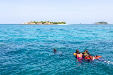 Redang Adası, Malezya - 15 Haziran 2025: Turistler Malezya 'nın Redang Adası açıklarında şnorkelle yüzüyor. Turistler boş zamanlarını yüzerek ve şnorkelle yüzerek geçirirler.