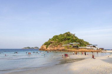 Redang Adası, Malezya - 15 Haziran 2025: Turistler Malezya 'nın Redang Adası' nın güzel manzarasının keyfini çıkarıyorlar. Redang Adası kristal berrak suyu ve beyaz kumlu plajlarıyla tanınır.