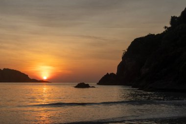 Malezya, Redang Adası 'nda nefes kesen gün doğumu. Parlak güneş ışığı ve renkli gökyüzü, doğal güzelliği arttırıyor.