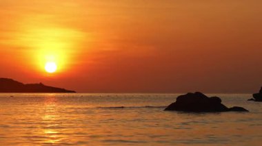 Malezya, Redang Adası 'nda nefes kesen gün doğumu. Parlak güneş ışığı ve renkli gökyüzü, doğal güzelliği arttırıyor.