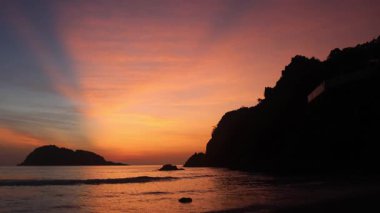 Malezya, Redang Adası 'nda nefes kesen gün doğumu. Parlak güneş ışığı ve renkli gökyüzü, doğal güzelliği arttırıyor.