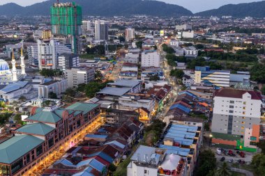 Kuantan, Malezya - 13 Haziran 2025: Günbatımında Kuantan şehrinin Ariel manzarası. Kuantan, Malezya yarımadasının doğu kıyısındaki en büyük şehirdir.