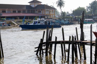 Mersing, Malezya - 13 Haziran 2025: Mersing, Malezya 'da yerel balıkçı iskelesi. Mersing, Malezya 'nın güneydoğu kesiminde yer alan tuhaf bir kıyı kasabasıdır.
