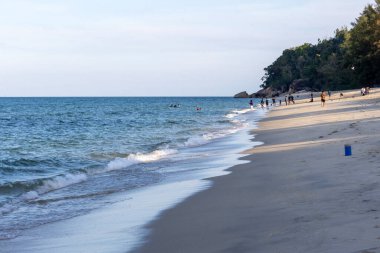 Kuantan, Malezya - 16 Haziran 2025: Kuantan, Malezya 'daki Teluk Cempedak plajı. Kıyı şeridi yumuşak beyaz kum tabakalarıyla kaplanmış güzel bir körfez.