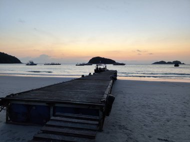 Malezya, Redang Adası 'nda gün doğumunda sahilin nefes kesici ve manzarası.