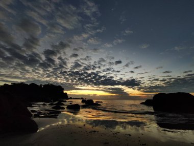 Kuantan, Malezya 'da bulunan Palm Beach olarak da bilinen Teluk Cempedak' ta gün doğumu