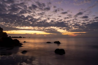 Kuantan, Malezya 'da bulunan Palm Beach olarak da bilinen Teluk Cempedak' ta gün doğumu
