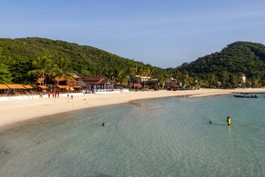 Redang Adası, Malezya - 15 Haziran 2025: Malezya, Redang Adası 'nın nefes kesici ve manzaralı sahili. Redang Adası kristal berrak suyu ve beyaz kumlu plajlarıyla tanınır.