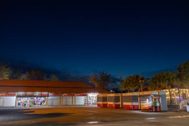 Kuantan, Malezya - 16 Haziran 2025: Kuantan, Malezya 'da gece Teluk Cempedak Sahili manzarası.  