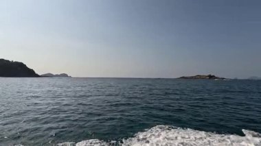 Malezya, Redang Adası 'na giden sürat teknesi tarafından üretilen dalga.