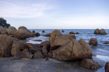 Kuantan, Malezya 'daki Teluk Cempedak Sahili' nde eşsiz bir kaya oluşumu. Resimli ve popüler bir yerdir.