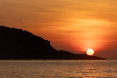 Malezya, Redang Adası 'nda nefes kesen gün doğumu. Parlak güneş ışığı ve renkli gökyüzü, doğal güzelliği arttırıyor.
