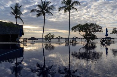 Havuzda gökyüzünün yansıması olan bir otelde gün doğumu..