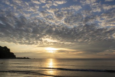Sabah Kuantan, Malezya 'daki Teluk Cempedak plajında. Bir sürü insan sahilde sabah yürüyüşü yapıyor.