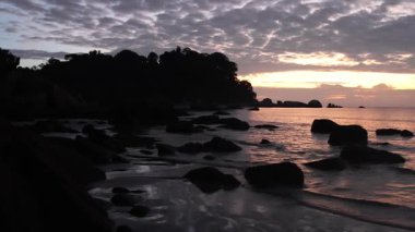 Kuantan, Malezya 'da bulunan Palm Beach olarak da bilinen Teluk Cempedak' ta gün doğumu