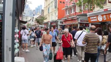 Singapur - 12 Haziran 2025: Turistler Singapur 'daki Chinatown Street Market' i ziyaret ettiler. Pazar büyük oranda sabah 10 civarında açıktır.