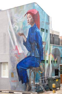 Singapur - 12 Temmuz 2025: Çin Mahallesi, Singapur 'da sigara resimli Samsui kadını. 