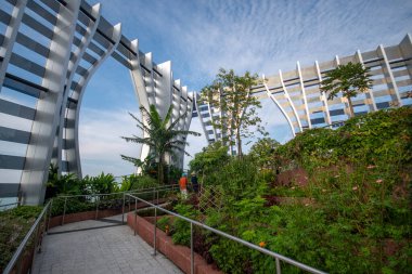 Singapur-4 Haziran 2025: Singapur 'daki CapitaSpring Binası' nın çatı bahçesi. Bir gözlemevi güvertesi ve bir çatı bahçesi içerir..