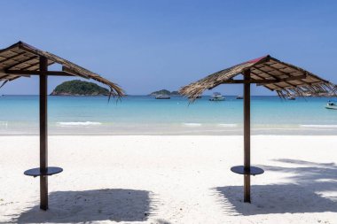 Malezya, Redang Adası 'ndaki sahilin nefes kesici ve manzarası. Redang Adası kristal berrak suyu ve beyaz kumlu plajlarıyla tanınır.