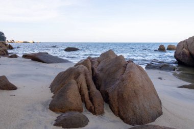 Kuantan, Malezya 'daki Teluk Cempedak Sahili' nde eşsiz bir kaya oluşumu. Resimli ve popüler bir yerdir.