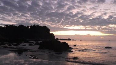 Kuantan, Malezya 'da bulunan Palm Beach olarak da bilinen Teluk Cempedak' ta gün doğumu