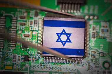 İşlemci üzerinde İsrail bayrağı, işlemci veya PCB üzerinde GPU mikroçip. Metal bir cımbızla yerden al.. 