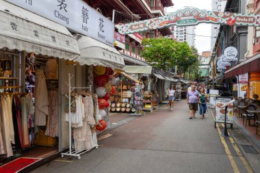 Singapur - 12 Haziran 2025: Turistler Singapur 'daki Chinatown Street Market' i ziyaret ettiler. Pazar büyük oranda sabah 10 civarında açıktır.