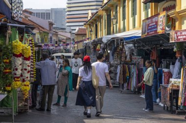 Singapur - 25 Haziran 2025 İnsanlar Singapur 'daki Küçük Hindistan' ı ziyaret ediyor. Küçük Hindistan en iyi Hint yemekleri, sokak sanatı ve tapınakları için gidilecek yerdir.