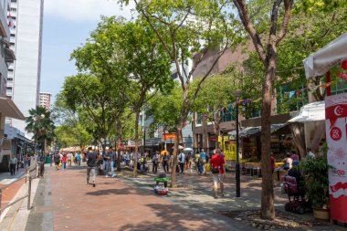 Singapur - 25 Haziran 2025: İnsanlar Singapur 'daki Bugis bölgesine gidiyor. Bugis, Singapur 'un en hareketli bölgelerinden biridir.