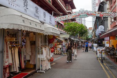 Singapur - 12 Haziran 2025: Turistler Singapur 'daki Chinatown Street Market' i ziyaret ettiler. Pazar büyük oranda sabah 10 civarında açıktır.