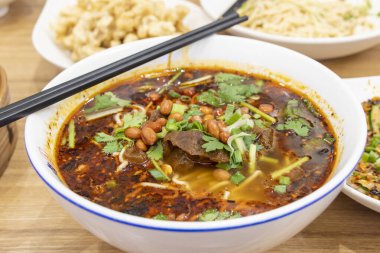 Çin usulü baharatlı şehriye çorbası.