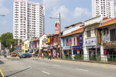 Singapur - 25 Haziran 2025: Singapur 'da Seranggoon Yolu' ndaki Sömürge Shophouse sokak manzarası.