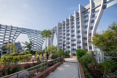 Singapur-4 Haziran 2025: Singapur 'daki CapitaSpring Binası' nın çatı bahçesi. Bir gözlemevi güvertesi ve bir çatı bahçesi içerir..