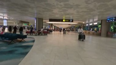 Singapur - 31 Temmuz 2025: Singapur, Changi Havaalanı 'nın 2 numaralı terminalindeki varış salonunun görüntüsü. Havaalanı 100 'den fazla uluslararası havayolu şirketi için bir üs.