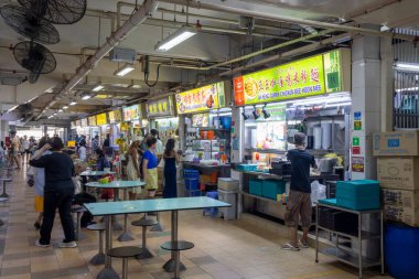 Singapur - 1 Ağustos 2025: Singapur 'daki Hawker Center görüntüsü. Hawker merkezleri en uygun fiyatlı, yüksek kalitede Singapur yemekleri sunuyor.