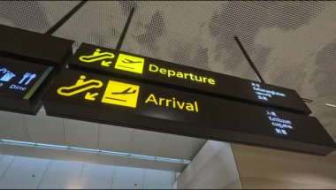 Changi Havaalanı 'nda kalkış ve varış işareti