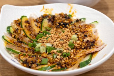 Sarımsak soslu dilimlenmiş domuz eti 