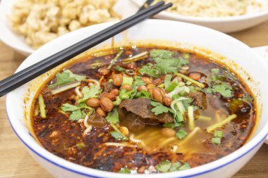 Çin usulü baharatlı şehriye çorbası.