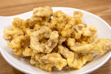 Kızarmış domuz eti tabağında.